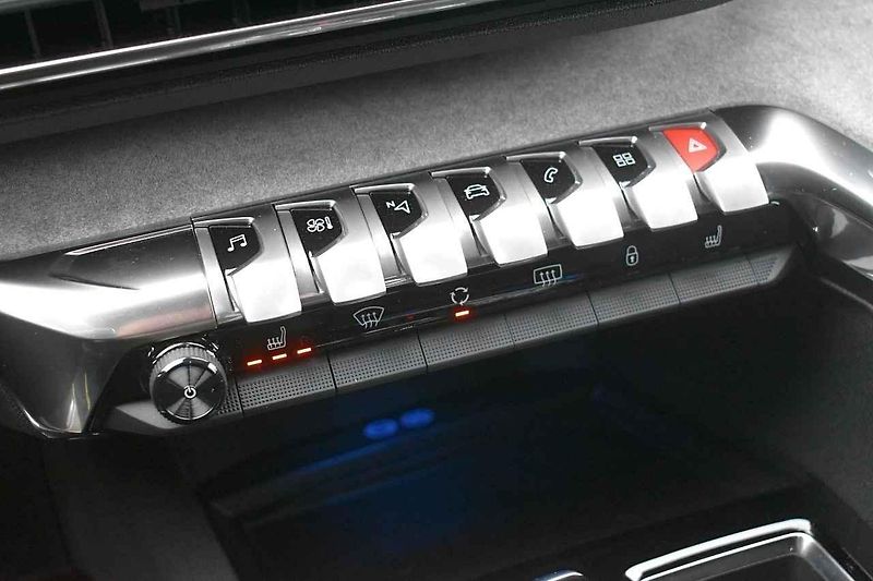 V Česku už jsou k mání nové verze vozů Peugeot 5008 a 3008