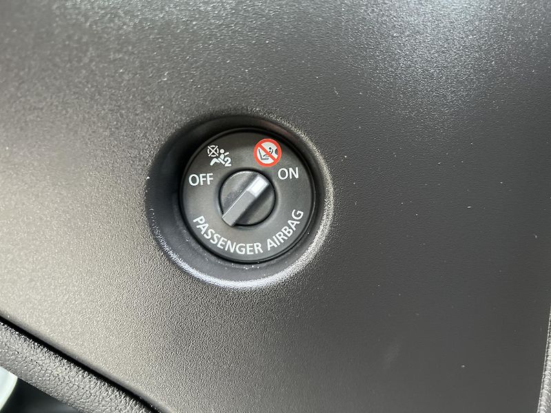 Renault Clio 1.6i E-TECH HYBRID AUTOMAT - fotka 29 z 33