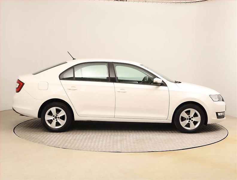 Škoda Rapid (2019) 1.0 TSI, Park. senzory - fotka 6 z 17