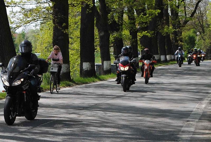 Třeboňské Masarykovo náměstí bylo motorkami doslova našlapané. Stovkám strojů požehnal tamní kaplan Jiří Kalaš.