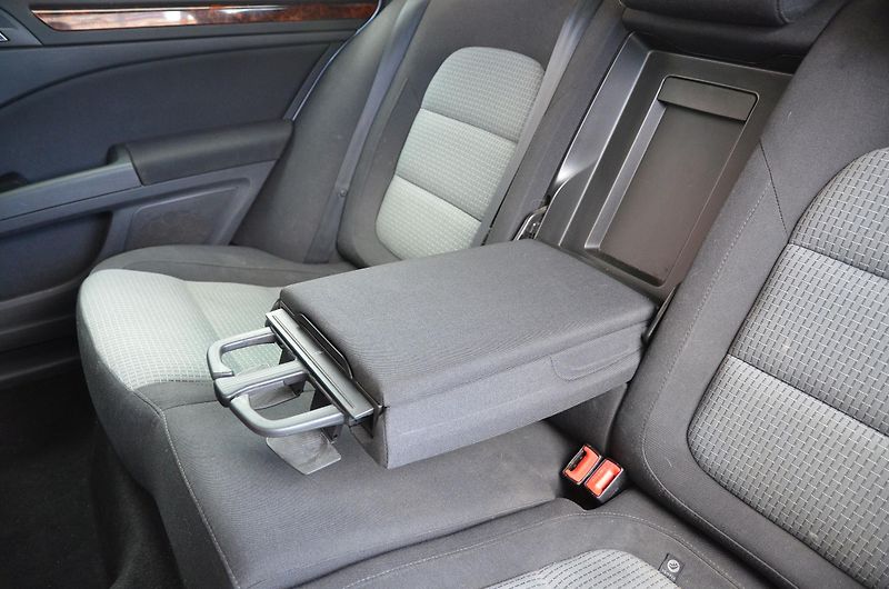 Škoda Superb (2011) 2.0 TDi 103kW AMBITION - fotka 11 z 31