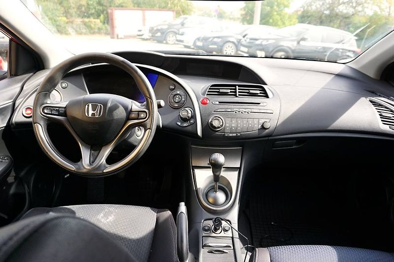 Honda Civic (2011) 1,4i- Vtec 73 kW - fotka 17 z 27