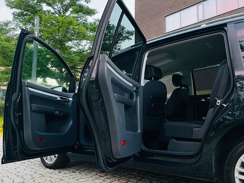Volkswagen Touran 2.0TDI MANUÁL SENZORY VÝHŘEV - fotka 21 z 45