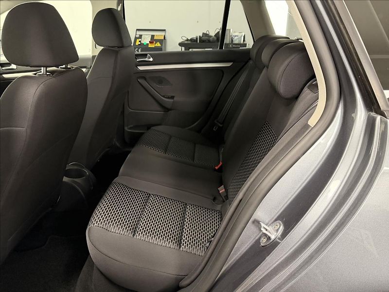 Volkswagen Golf 1,6 TDi 77 KW DSG NAVI PDC - fotka 10 z 31
