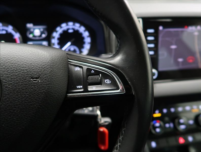 Škoda Karoq 1,5 TSI ČR 1. MAJ NAVI 2x ALU - fotka 15 z 45