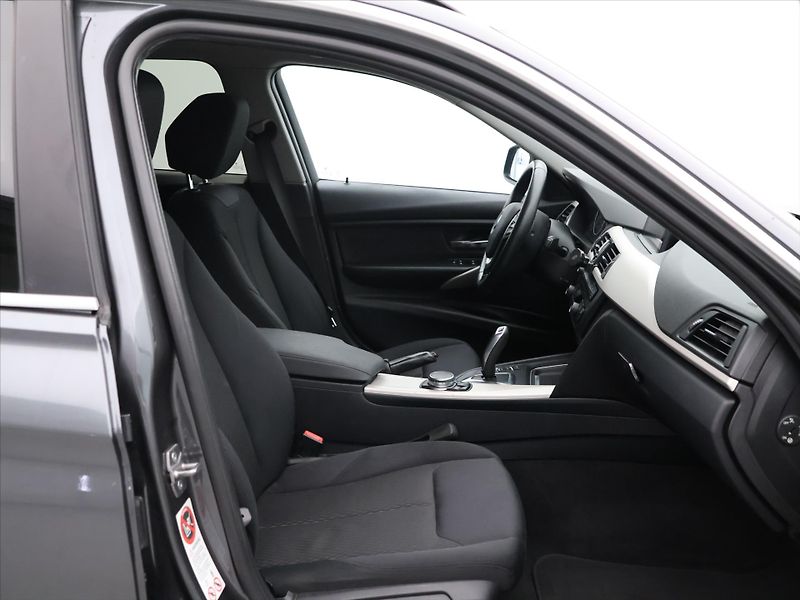 BMW Řada 3 2,0 320 XDrive 135kW Aut. - fotka 12 z 31