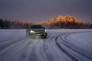 Automobilka Škoda pokořila s plně elektrickým vozem SUV Enyaq RS rekord v nejdelším souvislém driftu na ledě.