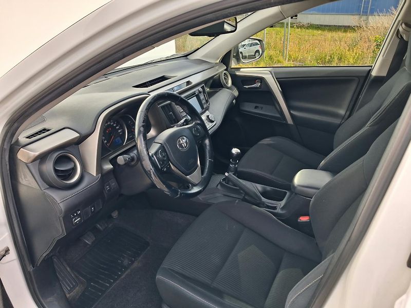 Toyota RAV4 2.2 D-4D Active 4x4 - fotka 11 z 24