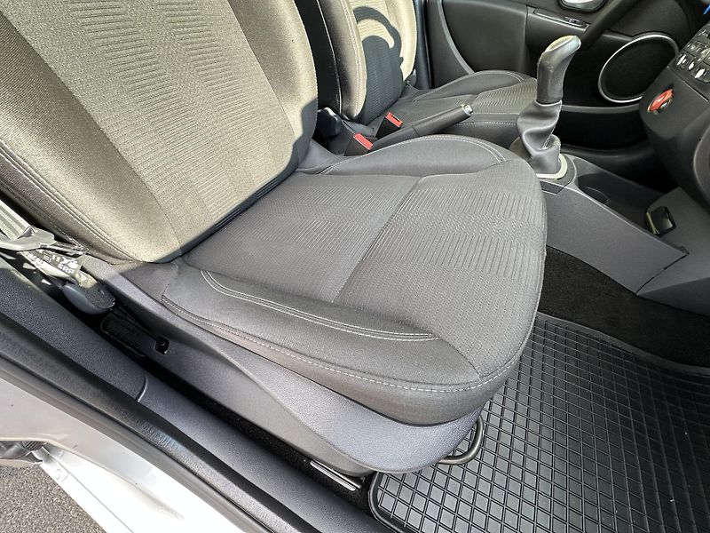 Renault Clio (2011) KOMBI 1.2 16V/76kW * 1.Maj.    - fotka 17 z 33