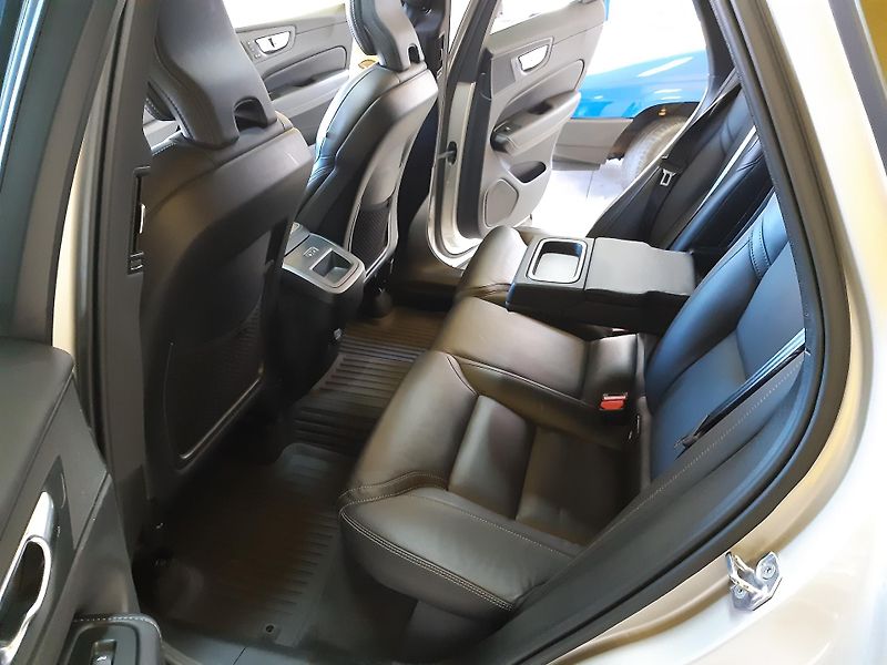 Volvo XC60 2.0d B4 AWD 145KW INSCRIPTION - fotka 19 z 28