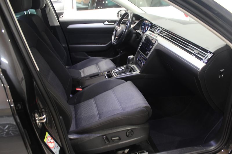 Volkswagen Passat (2019) 2.0TDI DSG Display LED Navi - fotka 25 z 35