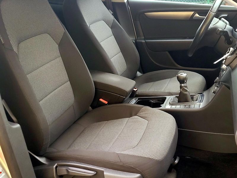 Volkswagen Passat *SERV.KNÍŽKA,AUT.PARKOVÁNÍ   - fotka 28 z 47
