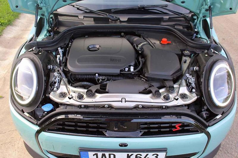 Mini Cooper S stále vyhoví nadšeným řidičům
