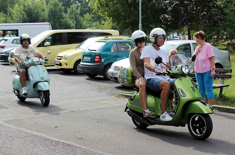 Sraz majitelů italských skútrů Vespa s názvem Vesparáda se v Lovosicích uskutečnil již popáté. Na snímku právě konvoj vyráží na spanilou jízdu.