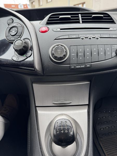 Honda Civic (2008) 1.4 i-DSI 63kW klima - fotka 12 z 13