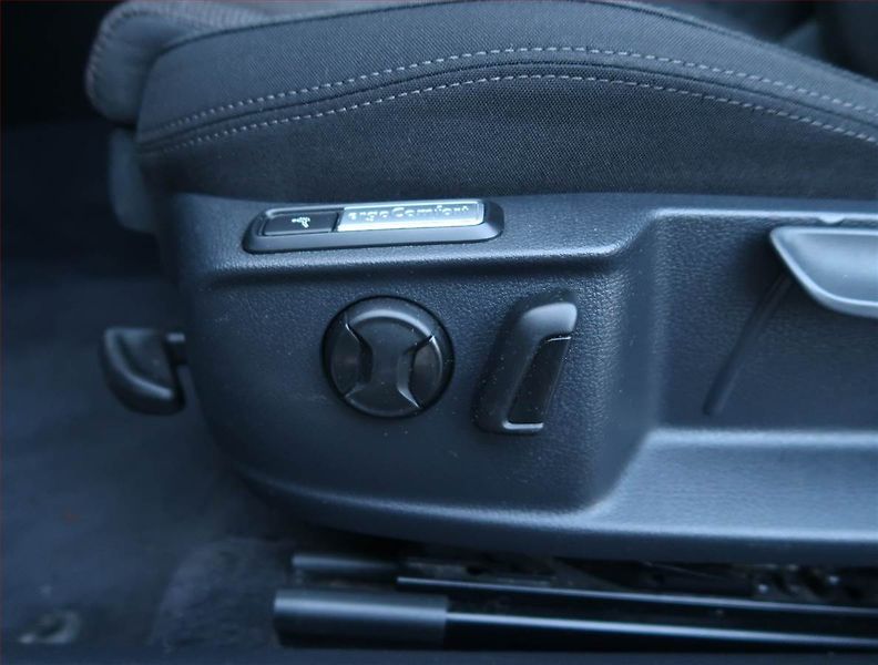 Volkswagen Passat (2017) 2.0 TDI, Automat, Serv.kniha - fotka 21 z 22