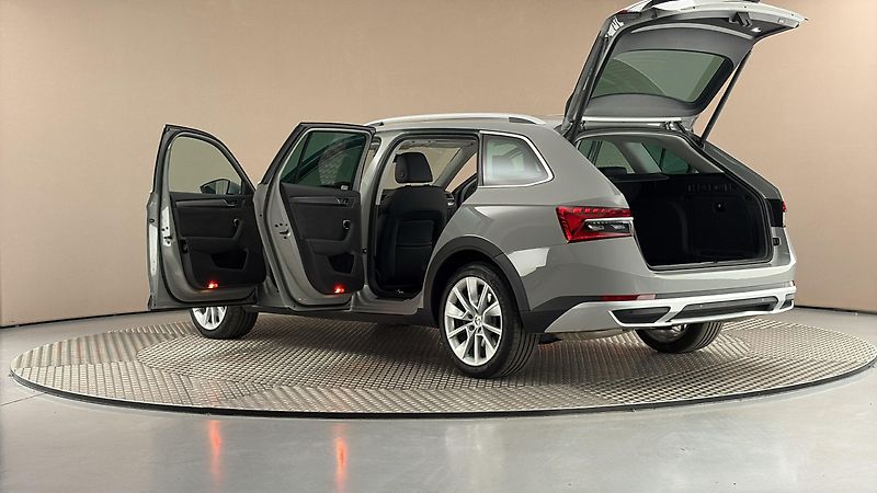 Škoda Superb 2.0 TSI DSG 4x4 Scout Combi - fotka 7 z 32