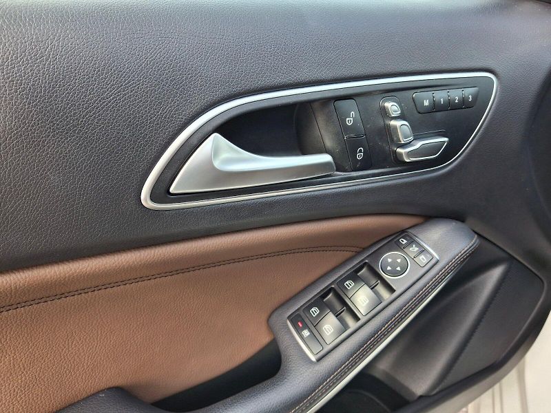 Mercedes-Benz Třídy A (2017) AMG Automat 4 Matic 2,0i 135kW - fotka 27 z 35