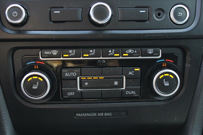 Volkswagen Golf 2.0 TDI 103kW HIGHLINE NAVI - fotka 17 z 20