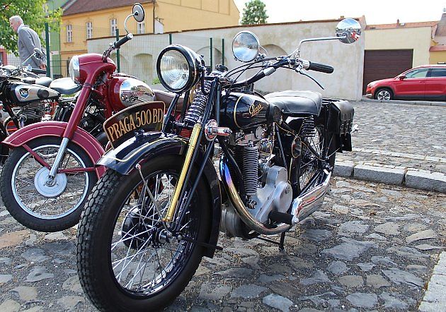 Nádherně zrenovovaný motocykl Praga BD 500 DOHC byl k vidění při nedávném srazu hostorických vozidel v severočeském Terezíně., zdroj: Deník/Edvard D. Beneš