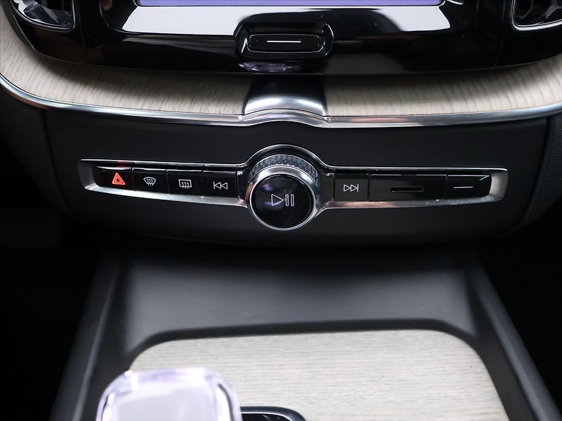 Volvo XC60 2,0 B4 AWD CZ Inscription DPH - fotka 23 z 33