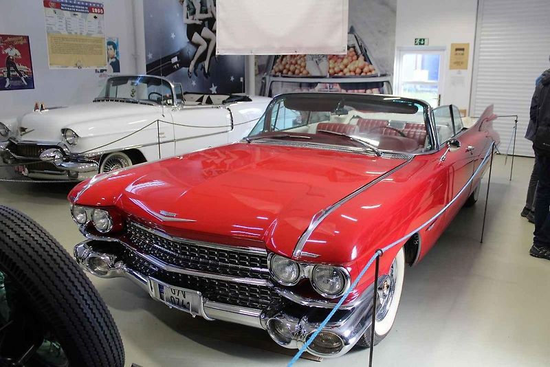 Příď vozu Cadillac Fleetwood Series 60 z roku 1947.
