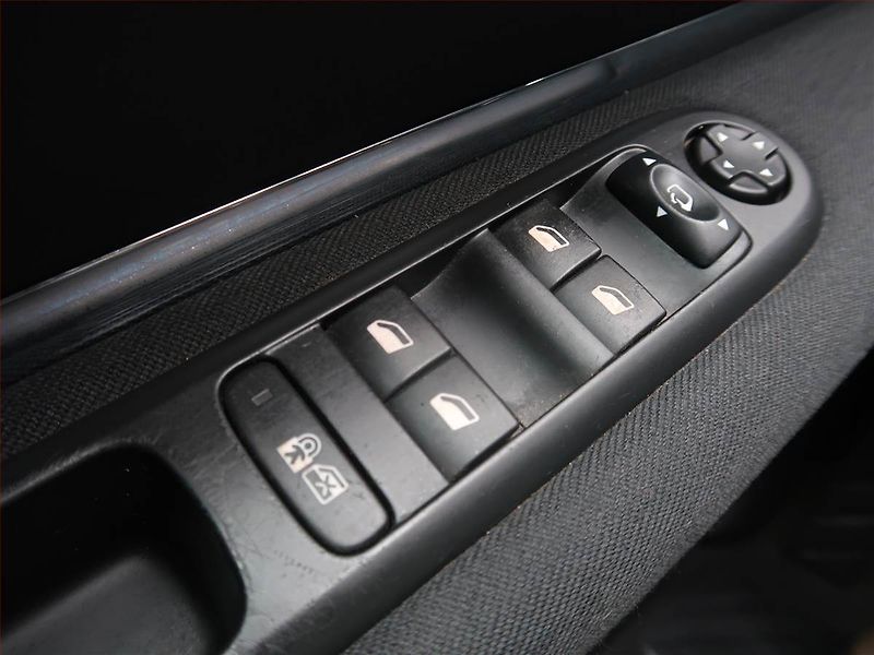Peugeot 5008 (2014) 1.6 HDi, Automat, po STK - fotka 17 z 18