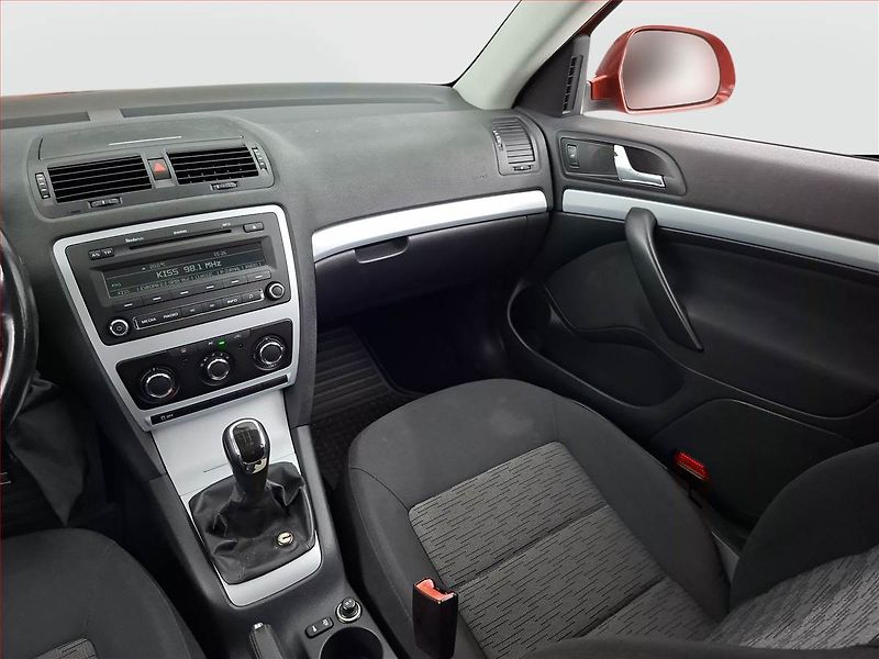 Škoda Octavia (2011) 1.6 TDI, ČR,1.maj, Tempomat - fotka 8 z 14