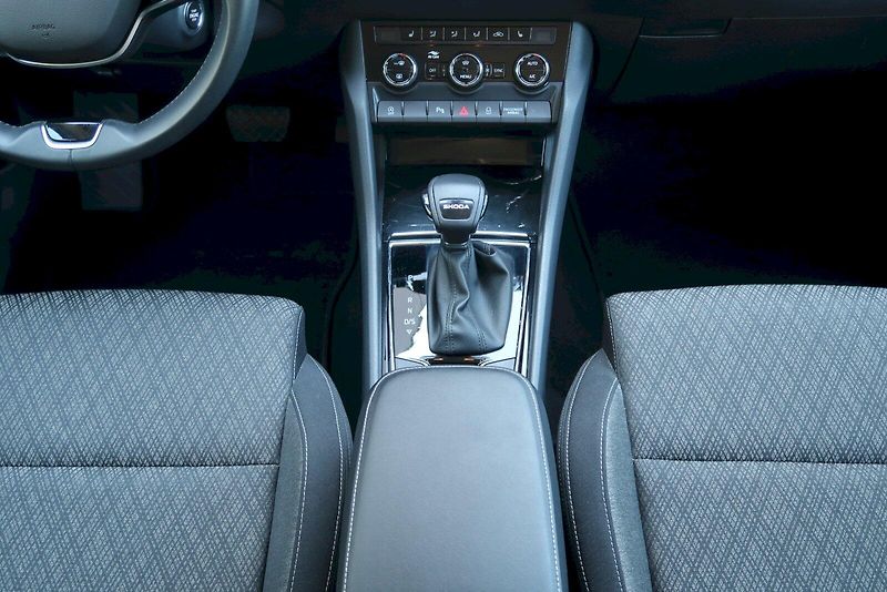Škoda Karoq (2025) Top Selection 1,5 TSi/110 kW D - fotka 15 z 33