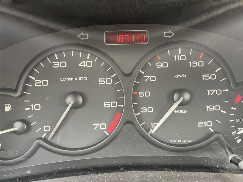 Peugeot 206 1,4i 55kW*tažné*Zachovalé auto - fotka 22 z 36