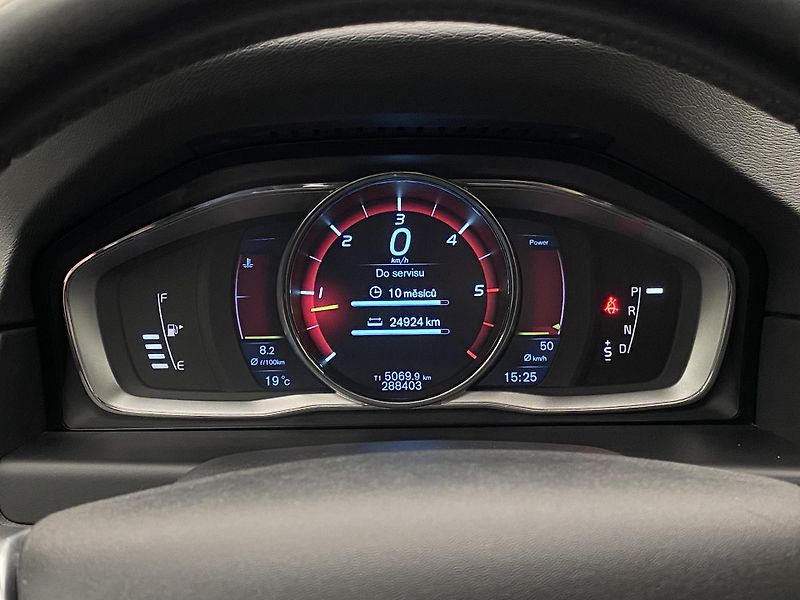 Volvo XC70 D5 AWD MOMENTUM CZ AUT - fotka 17 z 47