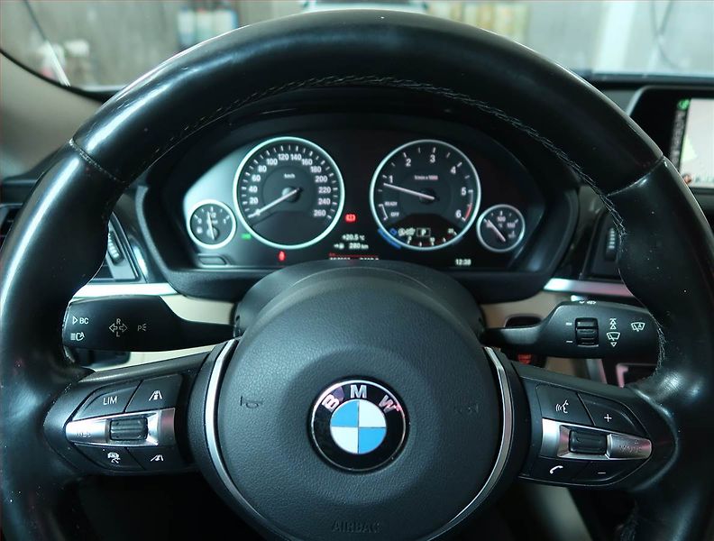 BMW Řada 3 (2016) Luxury Line 320d xDrive GT - fotka 17 z 18