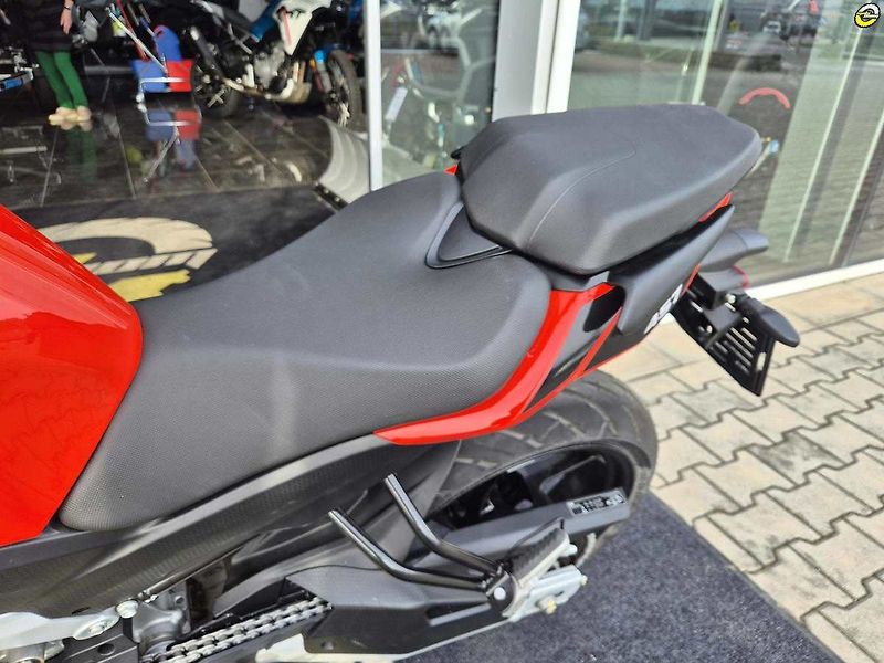 Aprilia (2026) Tuono 457 E5+ - fotka 34 z 38
