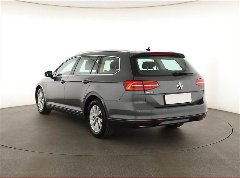 Volkswagen Passat (2016) 1.6 TDI, Navi, Tempomat - fotka 4 z 15