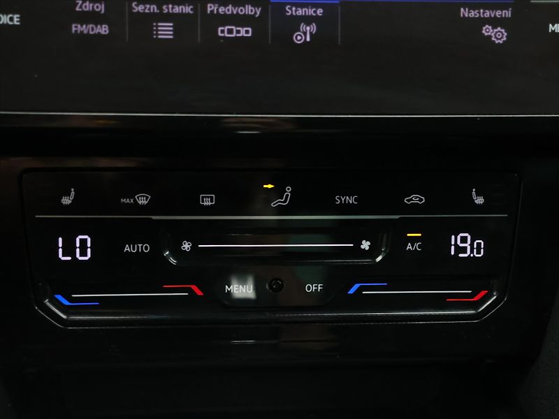 Volkswagen Passat R-line 2,0 TDI 140kW DSG CZ DP - fotka 23 z 32
