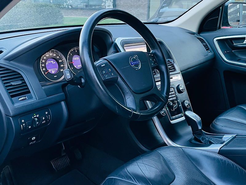 Volvo XC60 2.0D 5VÁLEC AUT VÝHŘEV SENZORY - fotka 28 z 44