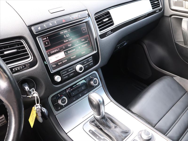 Volkswagen Touareg 3,0 TDI V6 DSG R-LINE CZ 4M - fotka 17 z 29