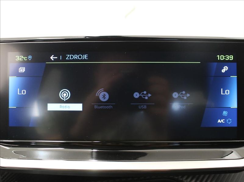 Peugeot 2008 0,1 100kW e-Allure 1.maj.ČR - fotka 15 z 22