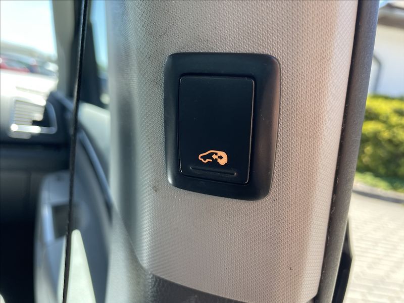 Volkswagen Sharan 2,0 TDi 135kw DSG 7míst Highli - fotka 26 z 46