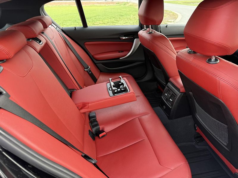 BMW Řada 1 M135i xDRIVE NAVI H/K LED KŮŽE - fotka 38 z 43