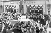 Adolf Hitler projíždí ve voze Mercedes Benz G4 ulicemi Chebu 3. října 1938.