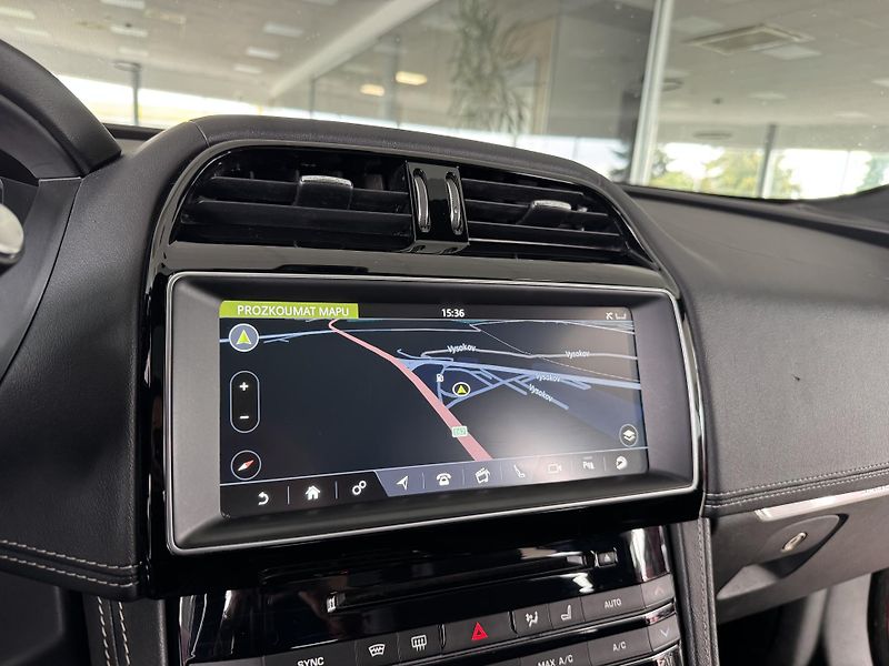 Jaguar F-Pace 20d AWD*AUT*R-SPORT*LED*Panora - fotka 22 z 39