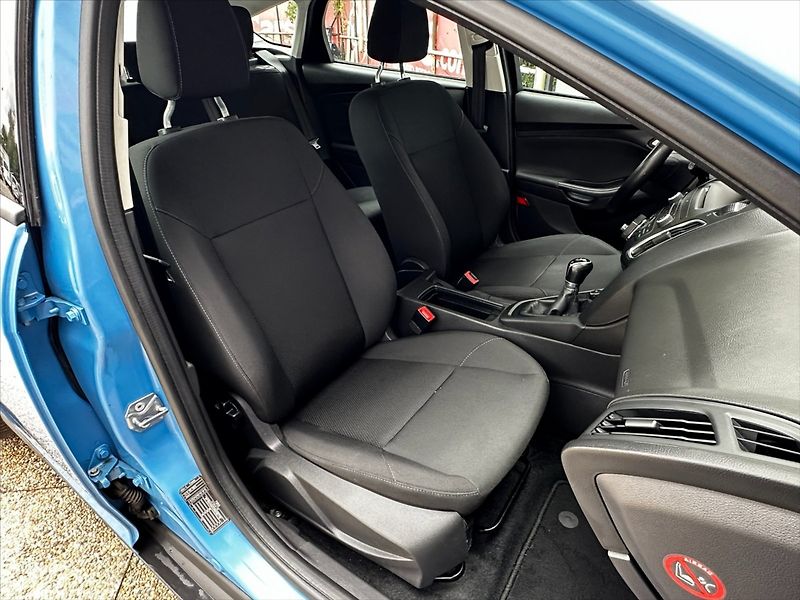 Ford Focus 1,6 i 16V 77kW-CZ-1 MAJITEL!! - fotka 13 z 32