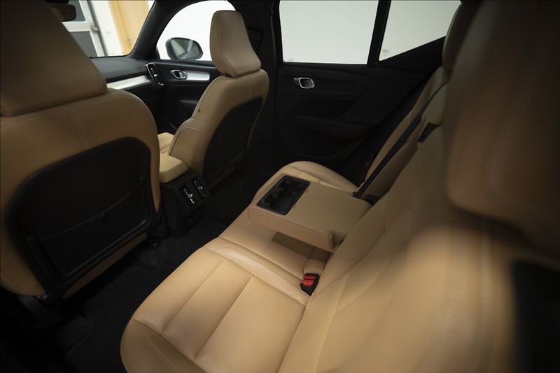 Volvo XC40 2,0 D4 AWD NAVI KAMERA TAŽNÉ - fotka 16 z 46