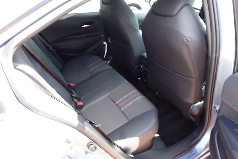 Toyota Corolla 1,8 HEV GR Spot - fotka 13 z 31