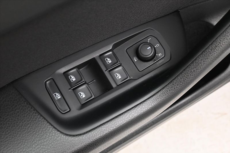 Volkswagen Passat 2,0 TDI 110 kW DSG Business Zá - fotka 26 z 33