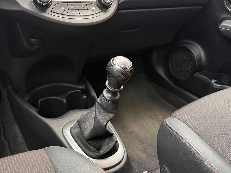 Toyota Yaris 1.3 Style VIP senso smart - fotka 11 z 14