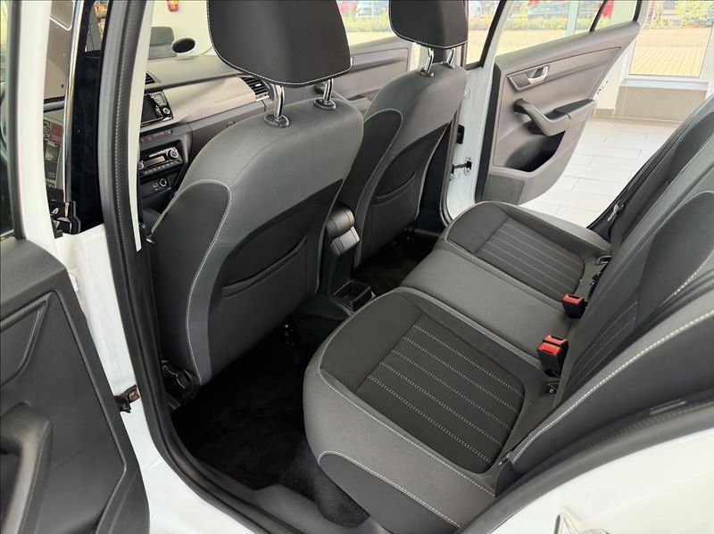 Škoda Fabia 1,0 TSI, tažné, LED, CarPlay - fotka 31 z 35