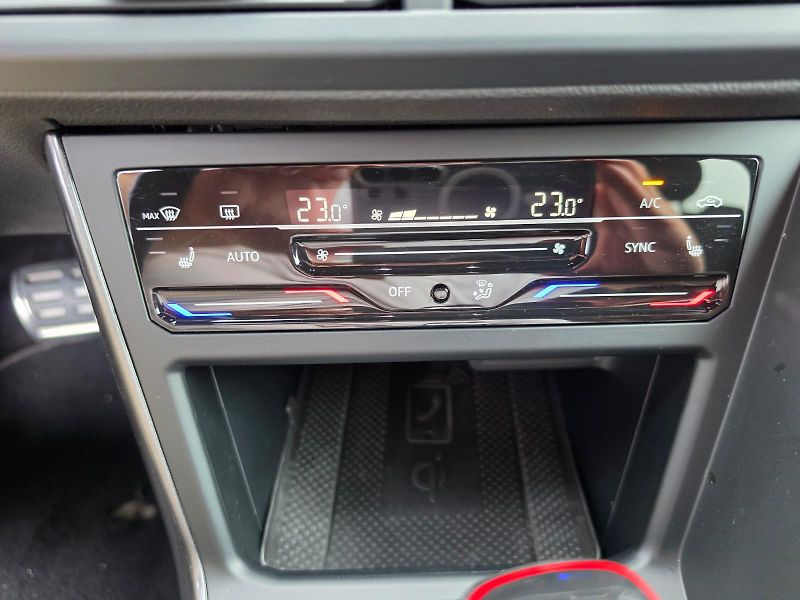 Volkswagen Polo GTI 2.0TSI DSG 152kW DPH 1.Maj - fotka 14 z 22