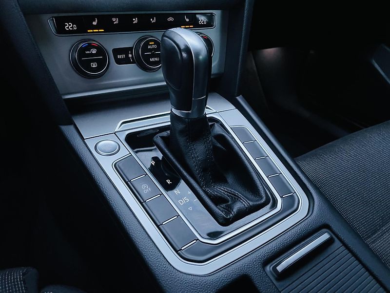Volkswagen Passat 2.0TDI AUTOMAT VÝHŘEV SENZORY - fotka 39 z 48